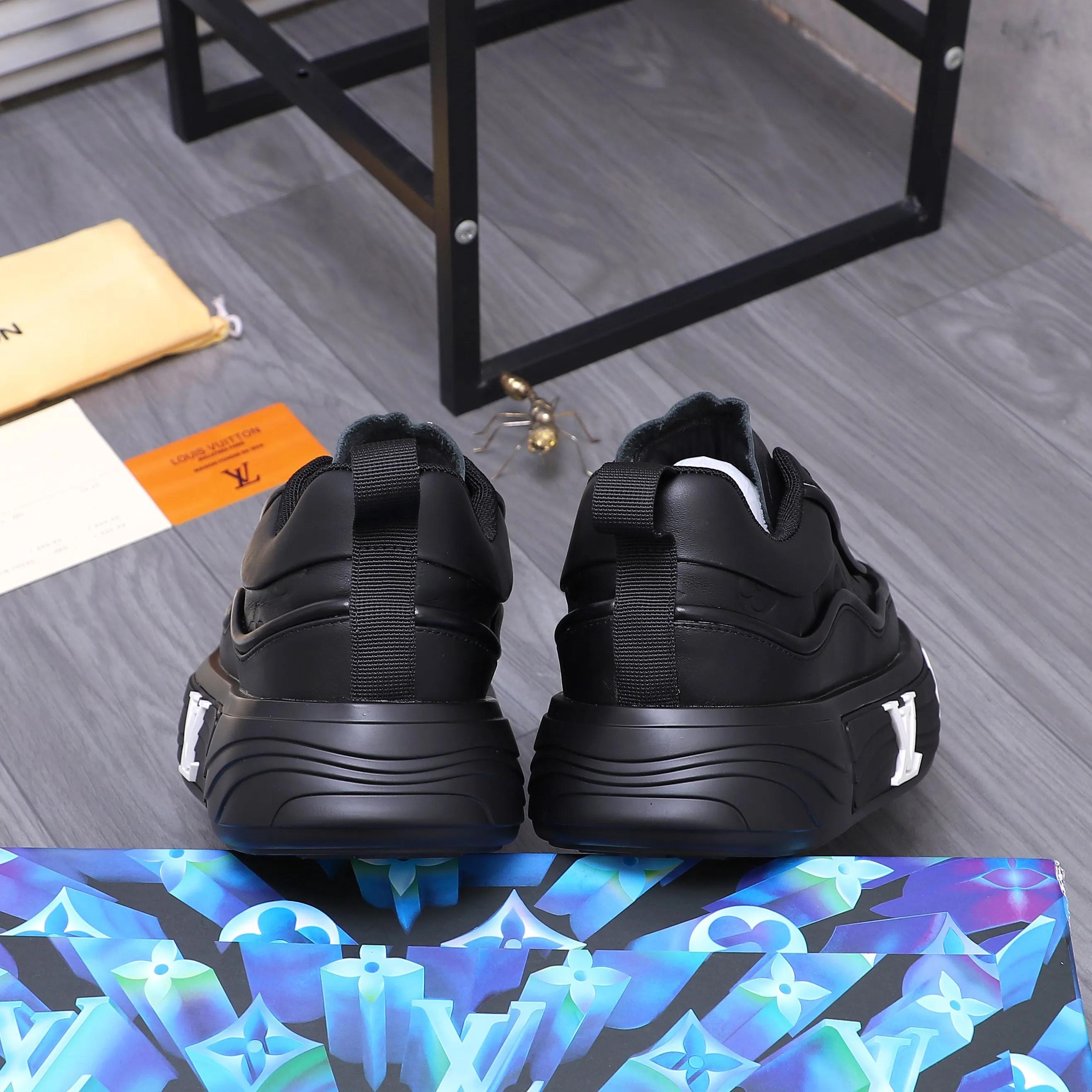 Men's shoes 💰560 Product trademark: LV [Louis Vuitton] casual shoes, regular size. Size: 38-46 (38.45.46 is custom-made and non-returnable) Product materials: Selected high-quality cowhide stitching embossed cowhide upper, cowhide insole, mesh lining, original outsole